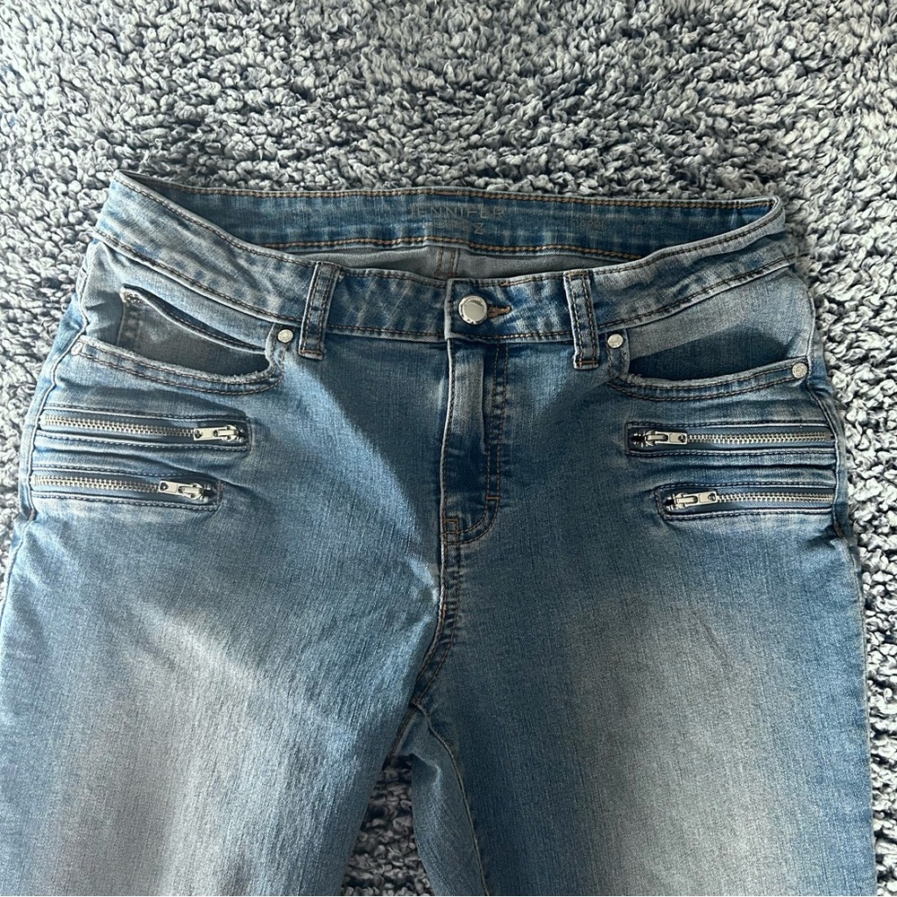 Zipper accent capri jeans